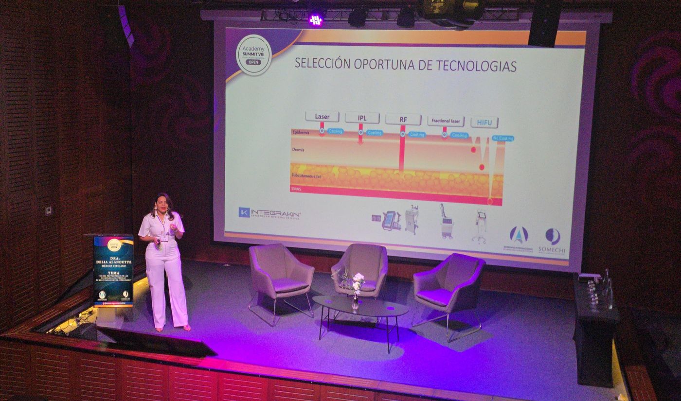 La Dra. Alandette exponiendo en el Academy Summit VIII