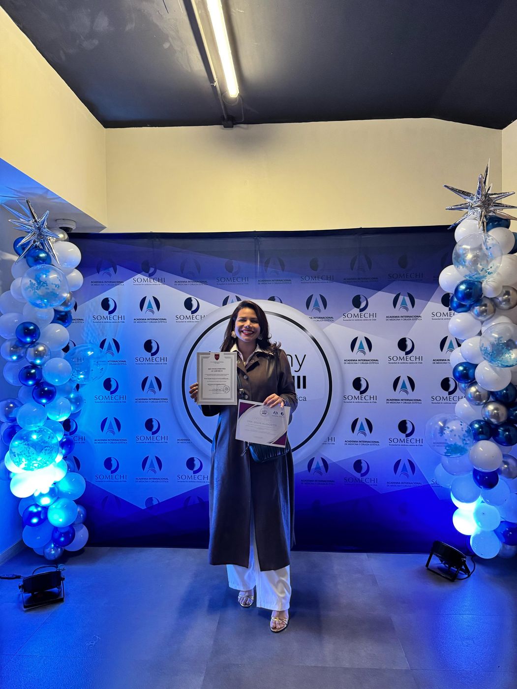 La Dra. Alandette con su reconocimiento como expositora