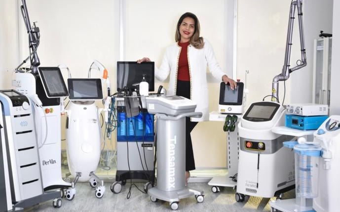 La Dra. Delia Alandette junto al equipamiento de Quiromédica